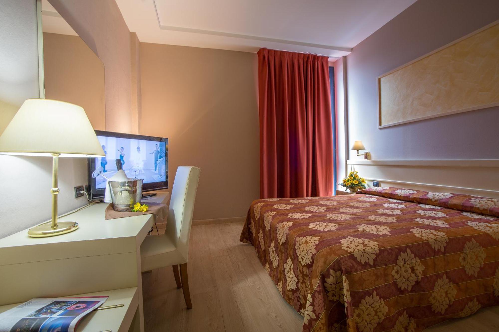 Euro Hotel Cascina Phòng bức ảnh
